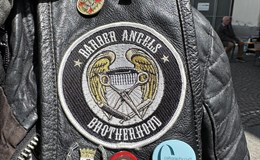 Das Lederjacken-Revers von Barber Angels-Gründer Claus Niedermayer zeigt auch das Bundesverdienstkreuz.