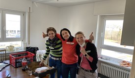 Anna Y. (Mitte) konnte mit ihrer Familie mit Hilfe der Konstanzer Clubs bereits eine eigene Wohnung beziehen.