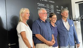 Ute Körner verleiht Paul Harris Medaille an Joachim und Sigrid Schneider-Slowig.
